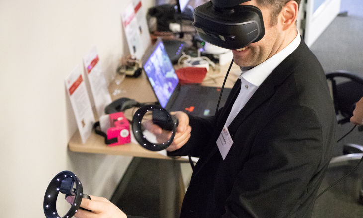 Lachender Mann mit VR-Brille