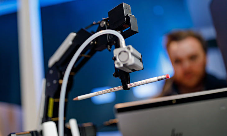 Digital ist nicht gleich digital Roboterarm mit M4KS-Bleistift