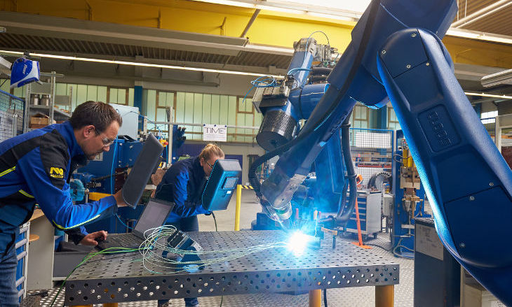 TIME Schweißen digital 2 Werker und Schweißroboter