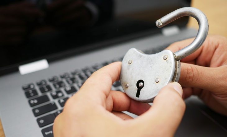 Webinar über Home-Office Laptop mit offenem Schloss