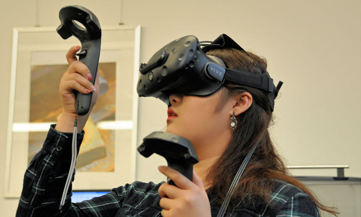 Frau mit VR-Brille Frau mit VR-Brille