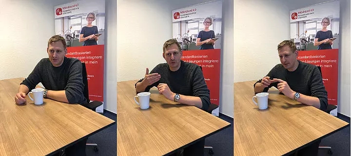 Niklas Kuhnert sitzt am Tisch und beantwortet Fragen